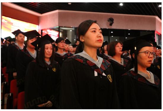 奥鹏携手西安交大举办毕业生学士学位授予仪式