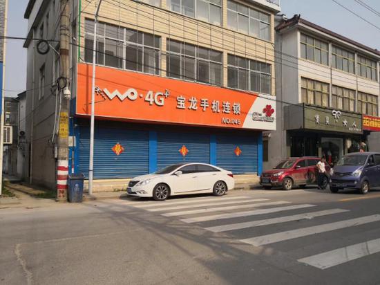 (图:不少手机连锁店和品牌专卖店关店)