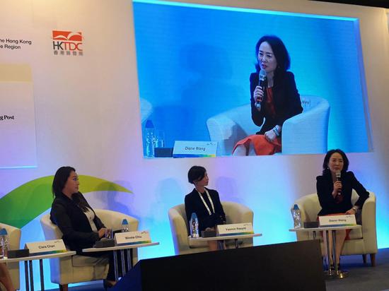 敦煌网创始人兼CEO王树彤(右一)出席一带一路高峰论坛