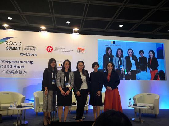 敦煌网创始人兼CEO王树彤(右一)出席一带一路高峰论坛