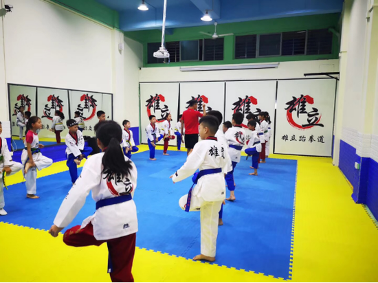 脚斗冠军马金龙正在给孩子培训