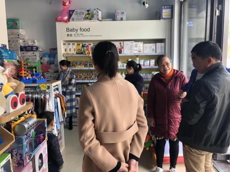 （多位家长带着宝宝前来优家宝贝母婴店选购）