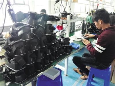 2017年2月9日，东莞市，某VR头盔生产组装工厂。B08-B09版摄影/新京报记者 侯少卿