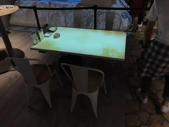 VRZONE一层餐饮区的餐桌,可以通过餐具体验简单的AR互动