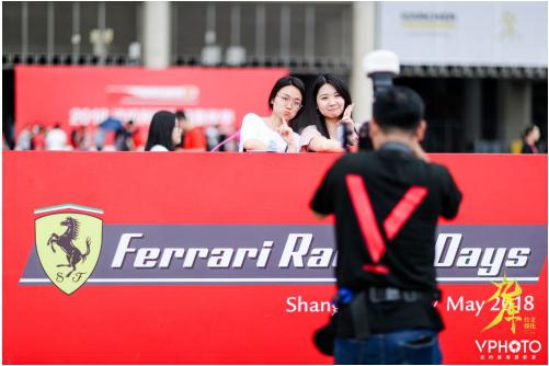 VPhoto摄影师为车迷摄合影 | 图片提供:VPhoto