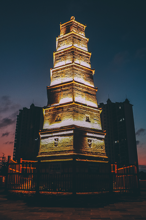 安顺白塔 许钧泰/摄