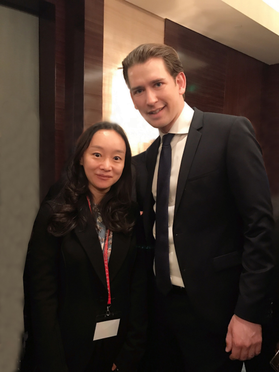 (边城体育副总裁/首席营销官郭俊文女士与奥地利总理Sebastian Kurz合影)