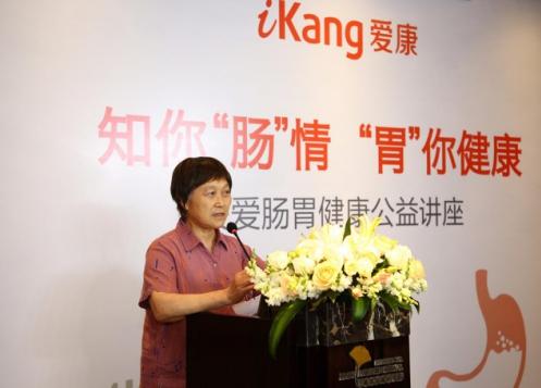 爱康集团上海区域医疗管理副总经理张懋贞女士介绍专家团队