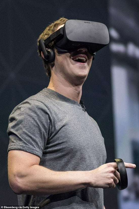 扎克伯格戴着Oculus Quest 2头盔，他希望推动更多人进入元宇宙中