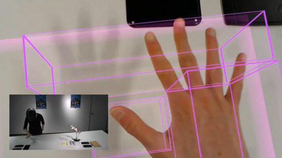 据微软团队介绍，HoloLens现在可以将任何平面表面制作成触摸屏。