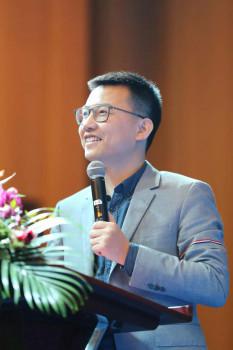 协会会长单位御家汇股份有限公司董事长,总经理戴跃锋致辞