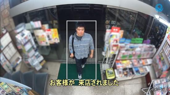 在这位男子进入到店内,出现了可疑动作的时候,