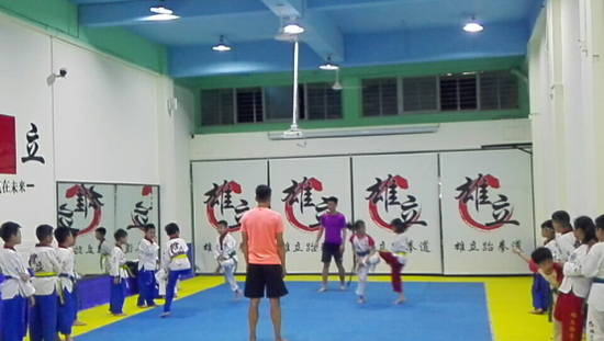 准备参赛的孩子互相比试