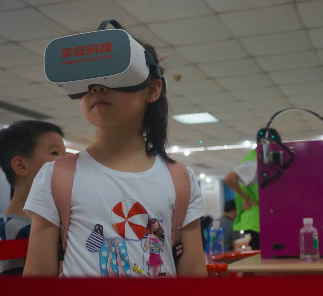 （学生们在科技周活动现场体验平安科技VR内容）