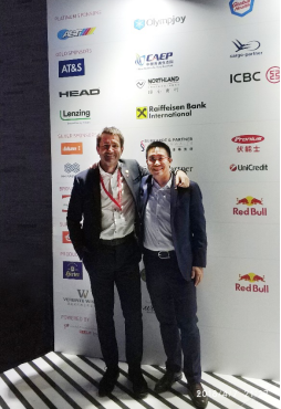 (边城体育董事长黄耿先生与HEAD国际贸易部总经理Peter Schott先生合影)