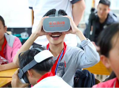 孩子们在课堂体验VR教育场景时露出的惊喜表情