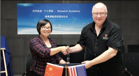 左:光华启迪创始人兼总经理 李丹阳女士