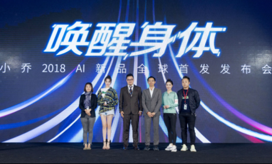 小乔体育CEO潘忠剑与品牌代言人迪丽热巴、顶级渠道商代表合影