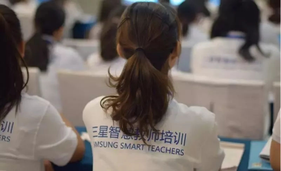 来自三星希望小学的教师们正在接受&ldquo;三星智慧教师培训&rdquo;