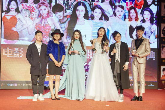 电影《爱情灵药》主演吴晴明星网红跨年盛典斩获两项大奖