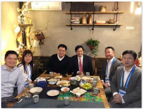 图片说明:雷军(左四)组的饭局上有不少新面孔