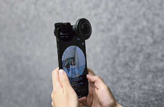 *抖音与斯莫格SmallRig联名推出了手机VR开播的硬件设备