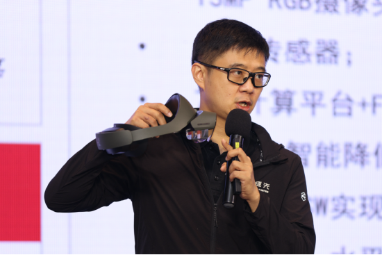 燧光CEO贺杰展示Rhino X2