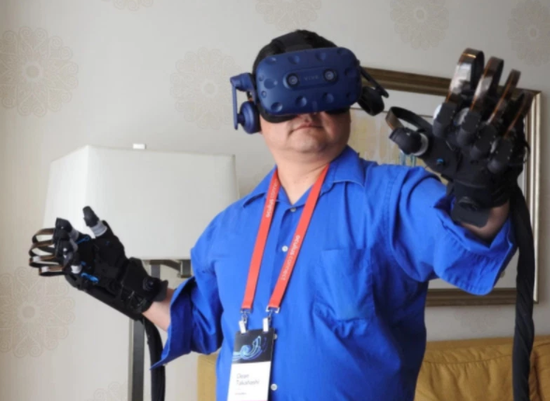 Dean Takahashi用HTC Vive VR头显试用了Haptx手套