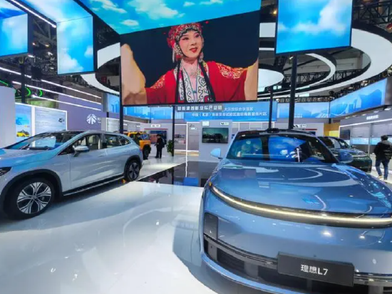 链博会智能汽车链展区，展示新能源智能汽车产业链。新华社记者王悦阳 摄。