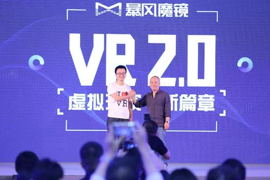 暴风集团CEO冯鑫（右）与暴风魔镜CEO黄晓杰（左）共同开启VR2.0虚拟现实新篇章