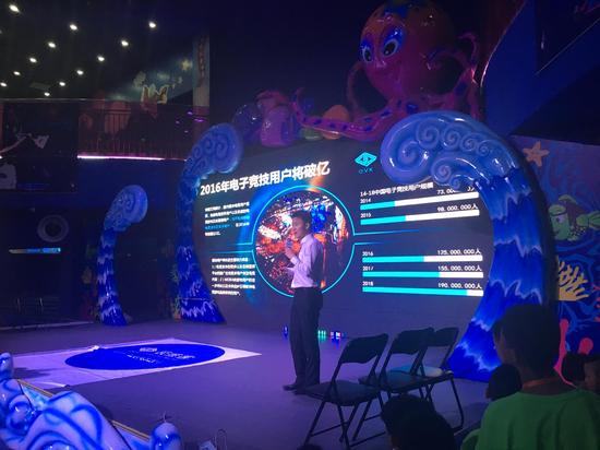 赛前极维客COO刘林坤进行了“2016，VR电竞新元年主题演讲”，专业深入的讲述了VR和电子竞技的发展方向。