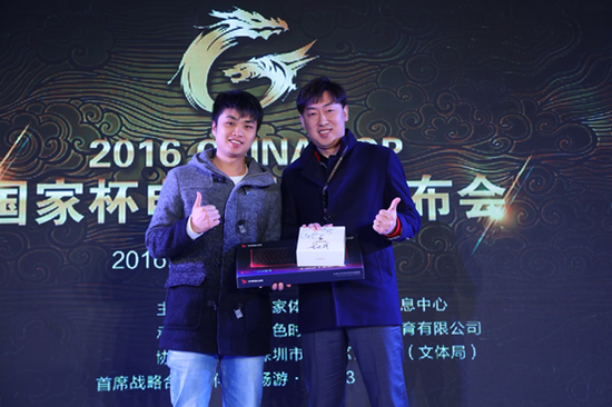 李晓峰（SKY）向大赛承办方代表赠送电竞设备