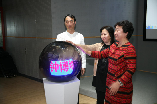 西周燕都遗址博物馆卢嘉兵馆长(左)北京市文物局博物馆处范军处长(中)大钟寺古钟博物馆卢迎红馆长(右)共同宣布大钟寺古钟博物馆VR项目上线