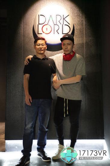 发行方冰穹互娱CEO王强（左）与《源震》制作人姜均（右）