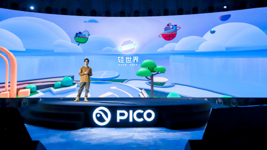 （PICO轻世界负责人马杰思在发布会上介绍VR创造应用《轻世界》）