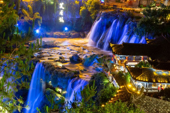 湘西芙蓉镇，挂在瀑布上的千年古镇