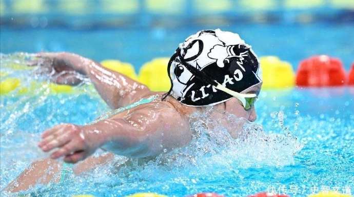 眼中闪烁坚定的光芒