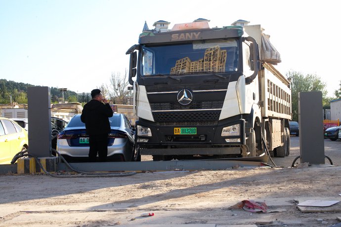 单桩双枪：济南望岳路充电站里重卡补能时刻