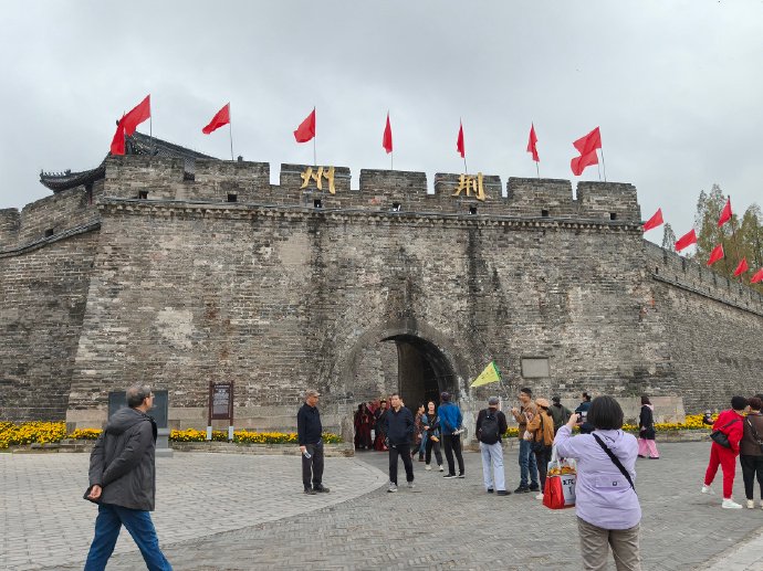 七律·题友和老师自驾游荆州照【古今】