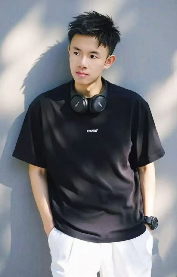 “悼明”闹剧重演：《红楼梦》的流量与经典之辩