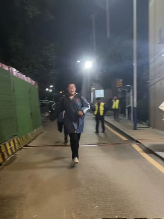 七律·冬雨酉时接孙