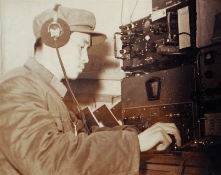 【原创】读诗人九歌《七律悬.崖禅房》有感