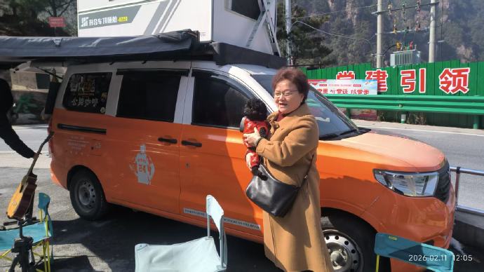 【原创】天路边的“熊猫咖啡”男孩