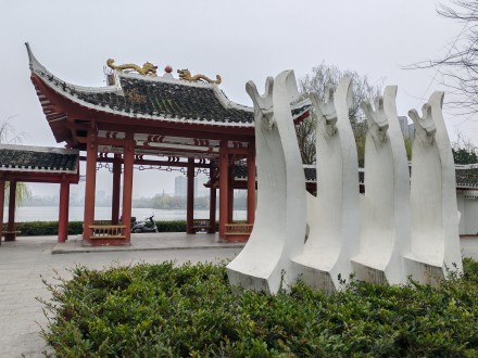 七律·碧波湖揽胜