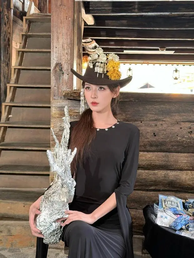 现代苗疆圣女张予曦苗族造型美艳飒爽宋茜日常随拍释出