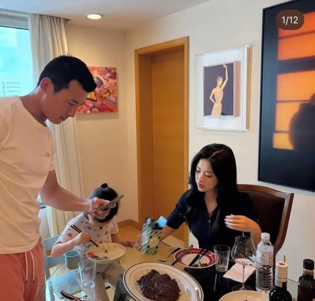 朱珠晒全家福程潇身着条纹短裙和萌宠互动