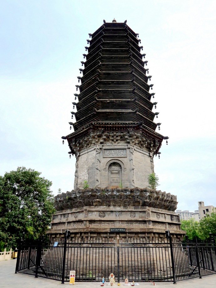 雾天的天宫寺塔