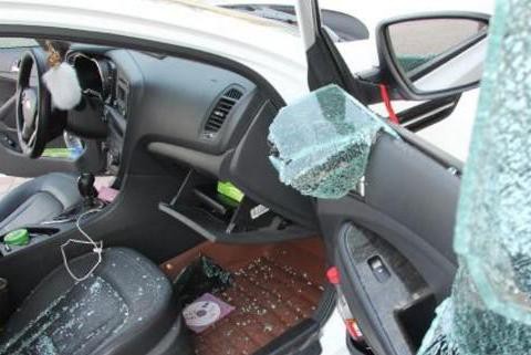 车位被别人用了2年，当自己买来新轿车第一次停，却遭对方砸！