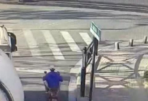 惨！电动车不幸卷入大车轮下，记录可怕一幕！