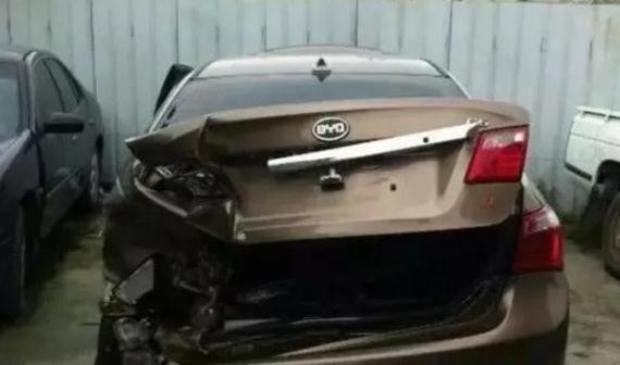 交通事故，先报警还是先找保险？保险公司：想赔都难